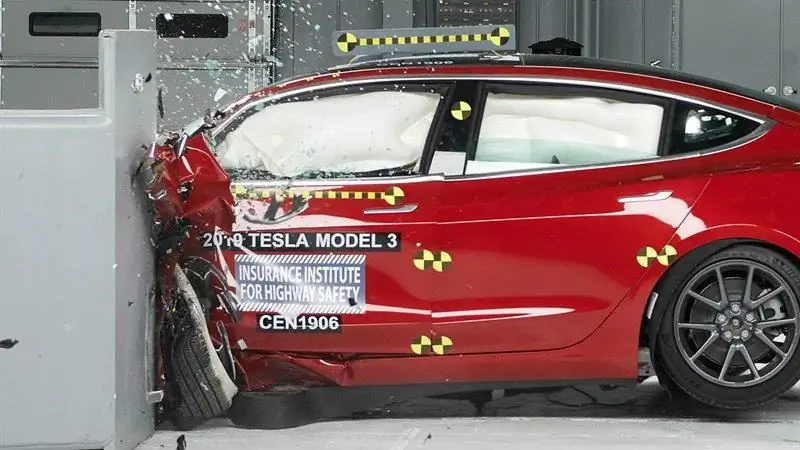 Без боли: Tesla Model 3 прошла все тесты IIHS