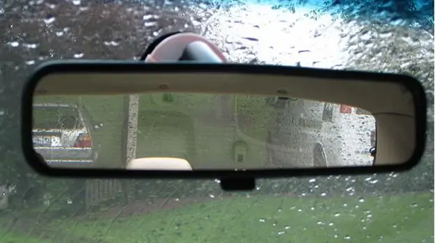 Как работает антибликовая защита в зеркале заднего вида?