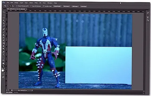 Photoshop - это радикально более совершенное (и пропорционально более дорогое) приложение, которое позволяет использовать более широкий диапазон изменений и настроек.