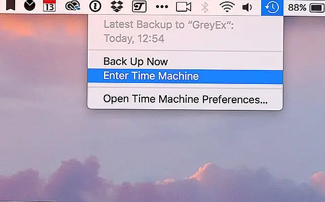 Появится окно Finder, которое вы можете использовать для просмотра файловой системы Mac. Вы можете вернуться к предыдущим резервным копиям, нажав на стрелки или на определенную дату на боковой панели.