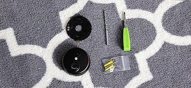 Ring Doorbell действительно прост в установке, так как он может питаться от аккумулятора, и его не нужно подключать к существующей системе. Вы просто ввинчиваете крепежную пластину и вставляете на нее кольцо.