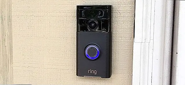 Видео-дверной звонок - это не что иное, как обычный дверной звонок со встроенной видеокамерой. Но стоит ли цена в конце? Вот некоторые вещи, которые следует иметь в виду, если вы находитесь на рынке видео-дверного звонка, такого как Ring или SkyBell HD.