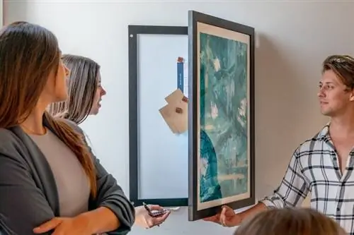 Белая доска Sable Flow Secret скрывает поверхность для письма с сухим стиранием за настенной рамкой