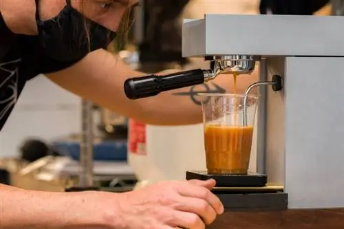 Настольная кофеварка Osma Pro производит 12 унций ароматного холодного напитка за две минуты