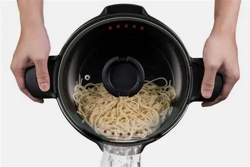 Кастрюля для пасты MasterPan Stock N’ позволяет сливать макароны прямо в посуду