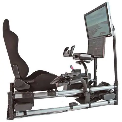 Симулятор полета в кабине выглядит профессионально и весело одновременно