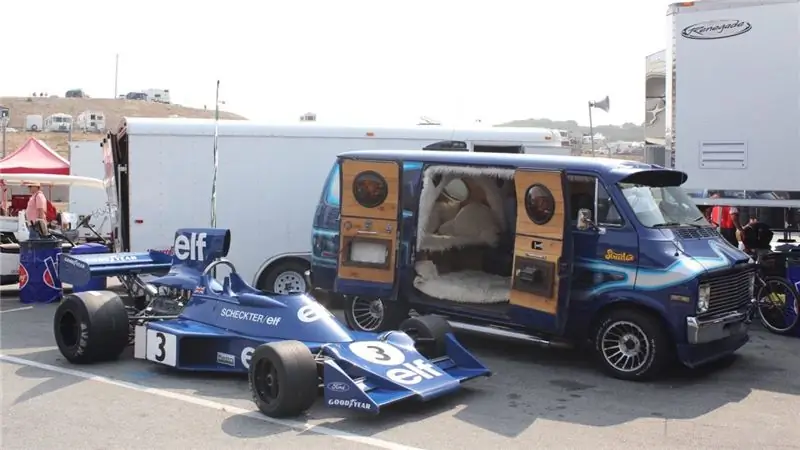 Самый крутой автомобиль на мероприятии Monterey Motorsports Reunion - это кастомный фургон с автомобилем F1