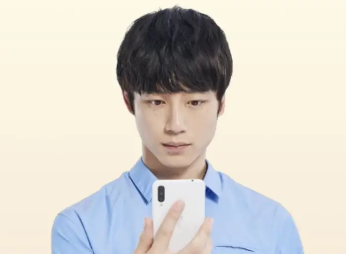 Tone e20, мобильный телефон, который не позволяет снимать обнаженные фотографии