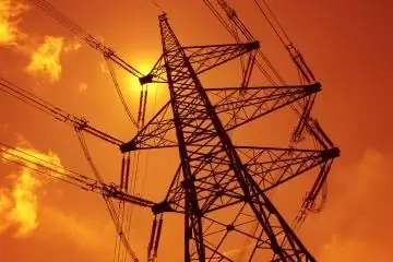 Столб электропередач в лучах вечернего солнца Столб электропередач в лучах вечернего солнца