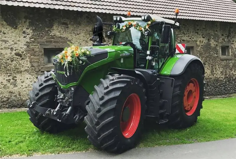 Свадебный трактор с украшениями