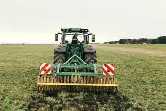 Специалист по сельскому хозяйству Йоханнес Шварценбахер