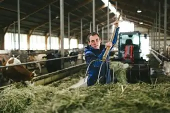 Специалист по сельскому хозяйству Йоханнес Шварценбахер