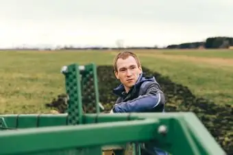 Специалист по сельскому хозяйству Йоханнес Шварценбахер