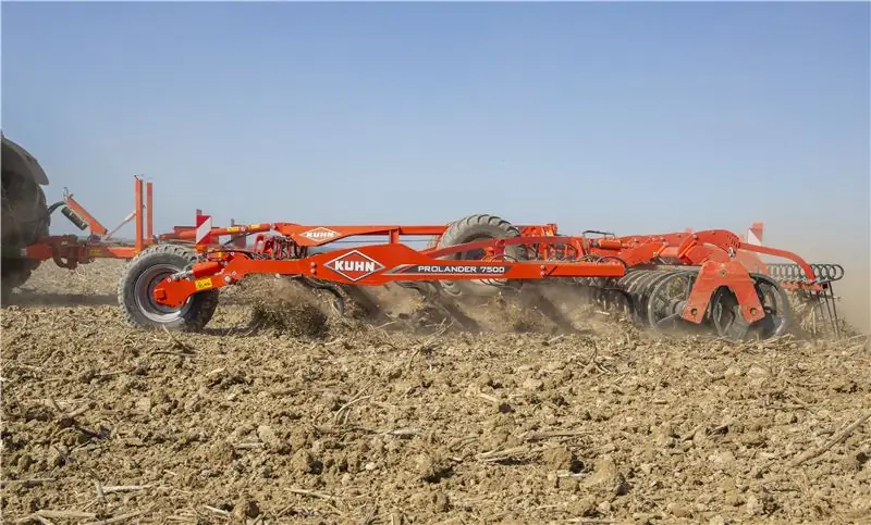 Kuhn Prolander обрабатывает почву Kuhn Prolander обрабатывает почву