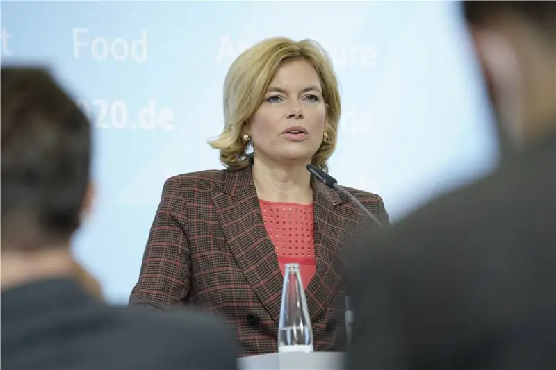 Юлия Клёкнер выступает на пресс-конференции, посвященной первому случаю африканской чумы свиней в Германии