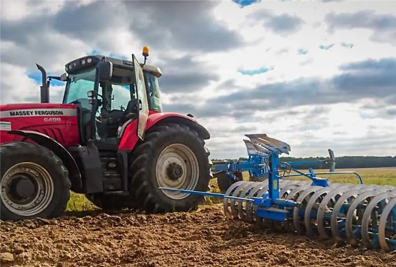 Трактор в поле