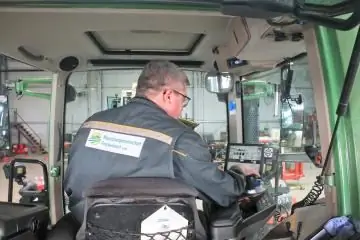 мужчина на тракторе