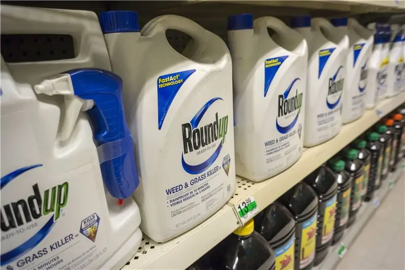 Канистры с глифосатом на полке