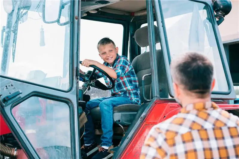 мальчик-на-тракторе-с-отцом