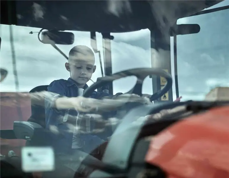 Девятилетний водит трактор: потому что ребенок фермера может это делать?
