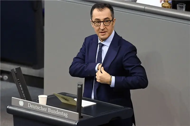 Джем Оздемир выступает с речью в Бундестаге