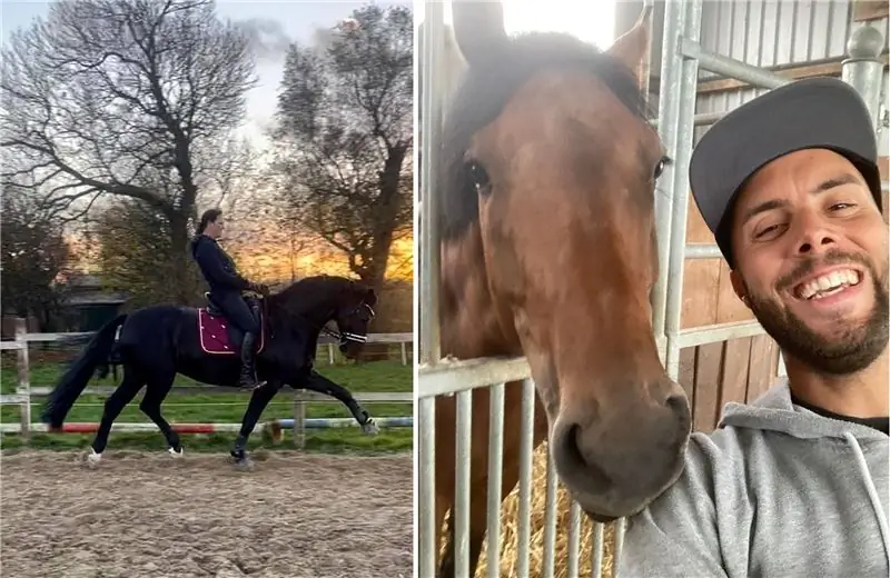 Всадник на песчаной арене и фермер делают селфи со своей лошадью