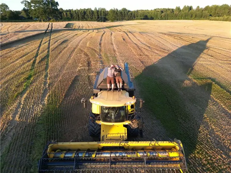 Лукас и Клеменс заканчивают работу и воспользовались возможностью, чтобы сфотографироваться вместе. Первый день обмолота прошел хорошо