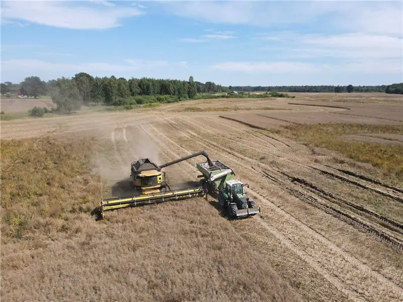 Первый день сбора урожая рапса