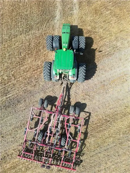 С помощью John Deere 8430 и культиватора с шириной захвата 6 м Лукас обработал технологические колеи и всю площадь на глубину от 12 до 15 см