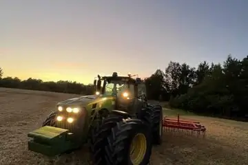 Из-за плохого распределения соломы Лукас распределяет ее здесь лучше, чтобы было меньше проблем при возделывании почвы, а также при посеве рапса