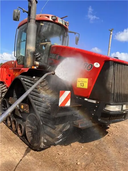 Quadtrac 480 Герхарда Одинги очищается для предстоящей работы