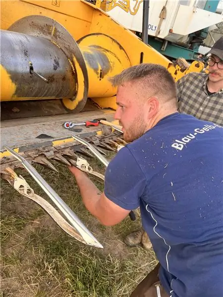 Последняя предуборочная проверка: Клеменс меняет последние неострые ножи с режущего бруса режущего бруса