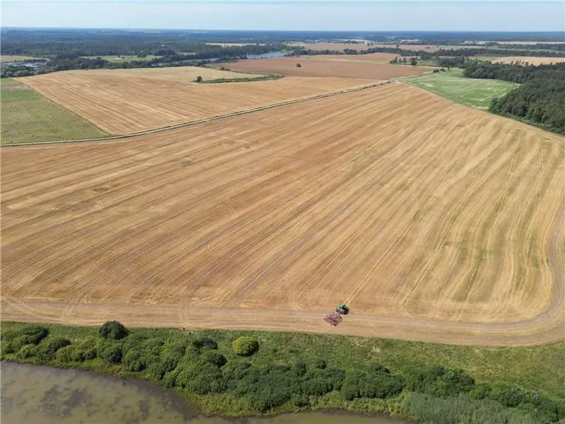Лукас работает на поле площадью около 35 га