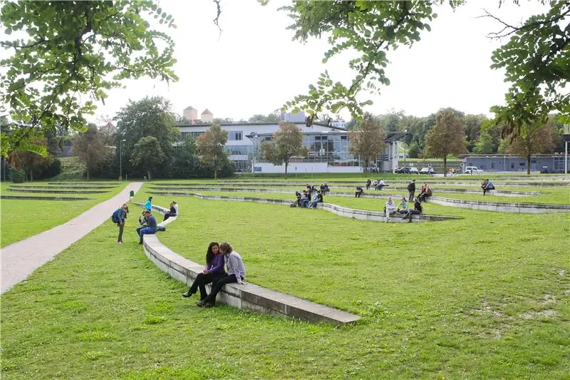 Студенты на лугу в WZW