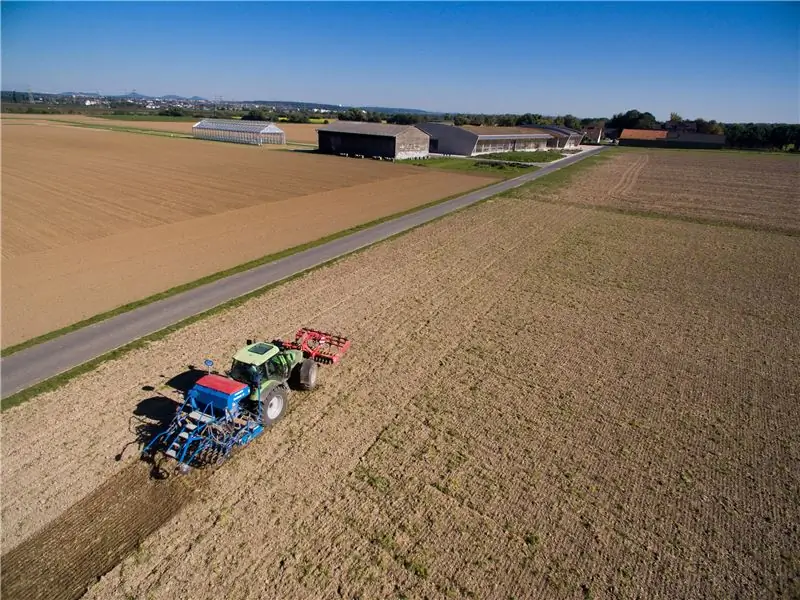 Трактор с сеялкой