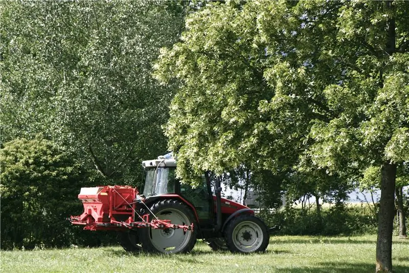 Трактор на поле в университете Хоэнхайма