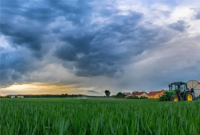 Буря над полем