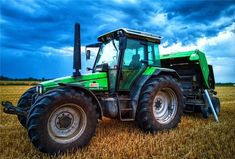 Трактор на поле