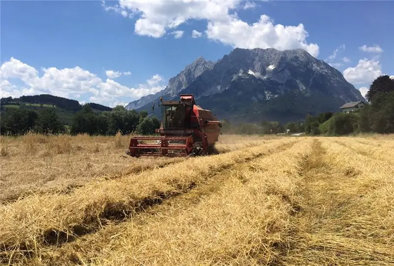 Горы и трактор