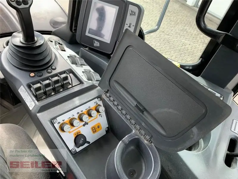 Трактор JCB Fastrac 3230-65 Xtra фото 11