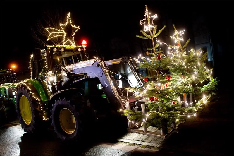 Трактор, украшенный к Рождеству, стоит в начале легкой поездки в районе Хорн-Леэ