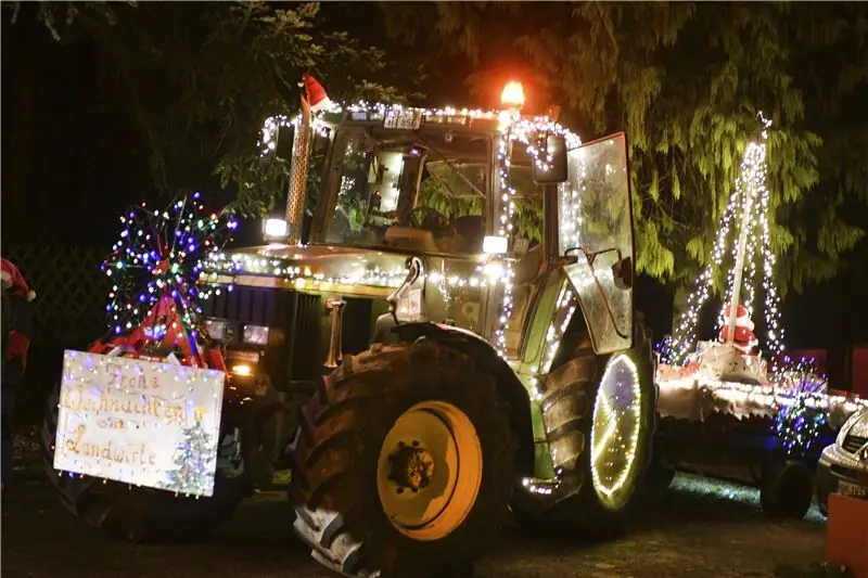Трактор, украшенный к Рождеству