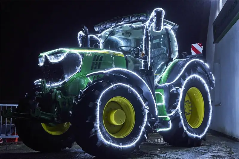 Трактор John Deere украсили к Рождеству