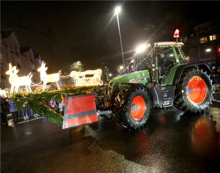 Рождественский освещенный трактор с оленьими упряжками
