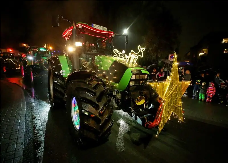 Трактор, украшенный к Рождеству