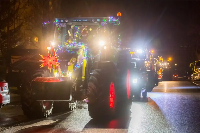 Тракторный поезд, украшенный к Рождеству