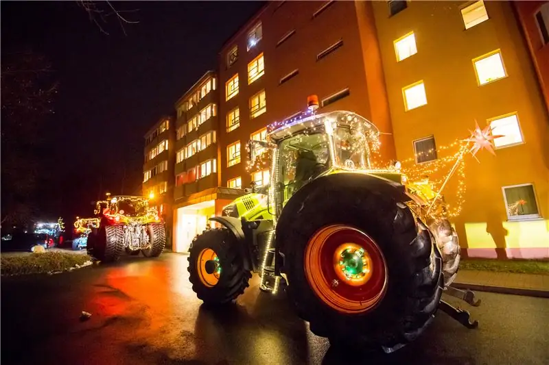 Тракторный поезд, украшенный к Рождеству