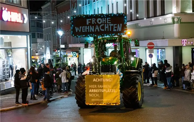Трактор, украшенный к Рождеству в пешеходной зоне