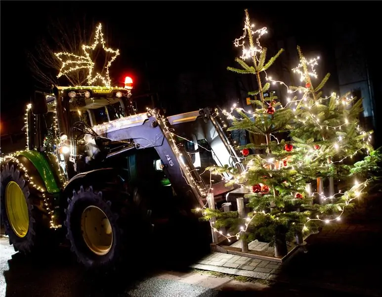 Рождественские тракторы: фермеры приносят надежду на праздник