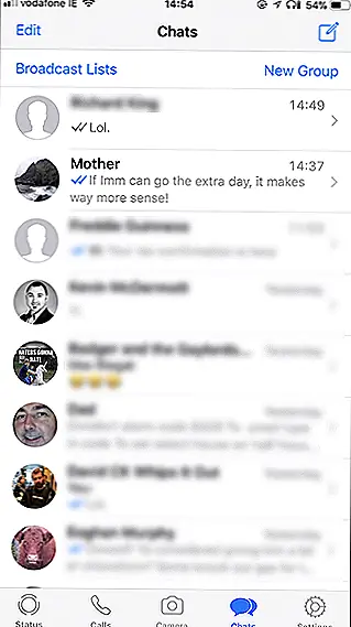 На iPhone проведите по экрану вправо в чате, который вы хотите вывести на верх, а затем нажмите «Пин». На Android коснитесь и удерживайте чат, а затем нажмите значок пин-кода.